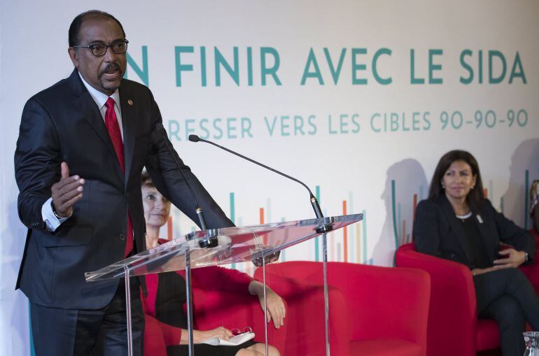  El director ejecutivo del Programa de Naciones Unidas para la Lucha contra el Sida (UNAIDS), Michel Sidibé, presenta el último informe sobre el VIH en París.