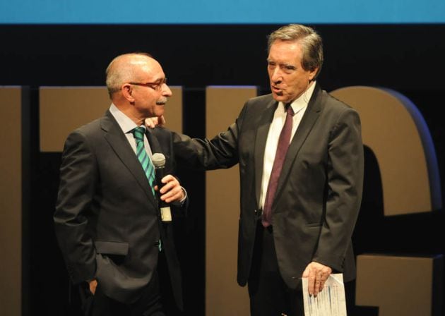 Iñaki Gabilondo y Alfredo Matesanz en el programa especial 85 aniversario Contigo en el Teatro Juan Bravo