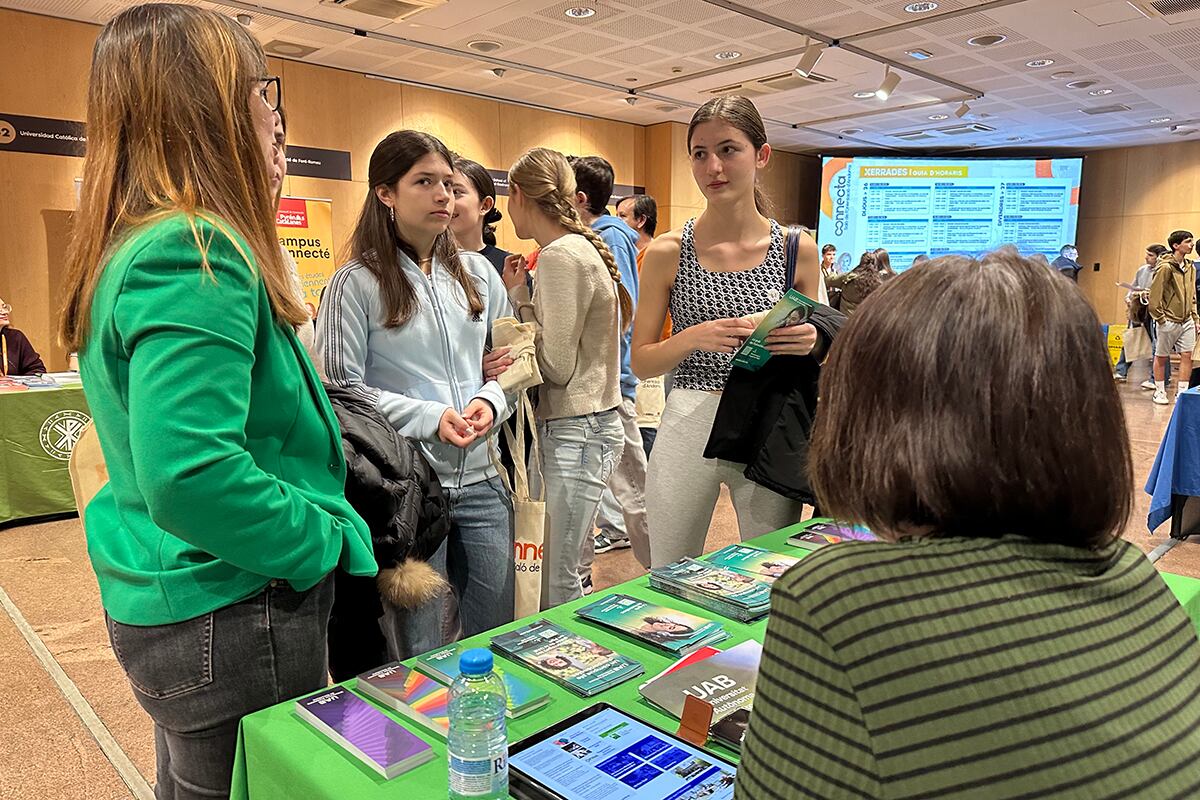 Estudiants visitant els diferents estands del saló Connecta inaugurat avui a Andorra la Vella
