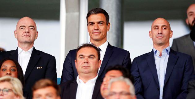 Pedro Sánchez, junto a Gianni Infantino, presidente de la FIFA, y Luis Rubiales, presidente de la RFEF