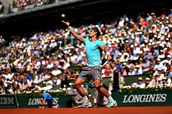 Nadal saca durante uno de sus partidos en Roland Garros