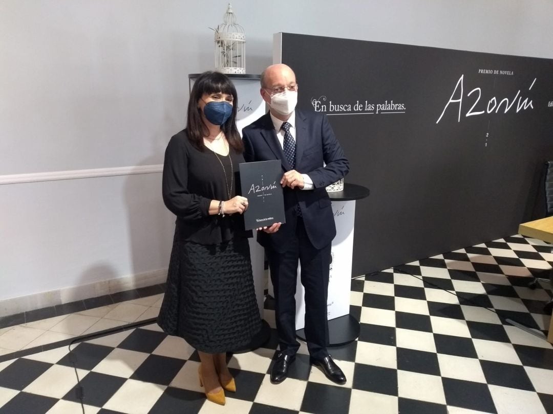 La diputada de Cultura, Julia Parra, y el director de Relaciones Institucionales del Grupo Planeta, Carlos Creuheras, en la presentación de las diez finalistas al Premio Azorín de Novela.