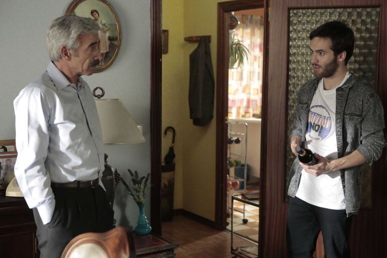 Antonio (Imanol Arias) y Carlos (Ricardo Gómez) discuten en una escena del último capítulo de Cuéntame