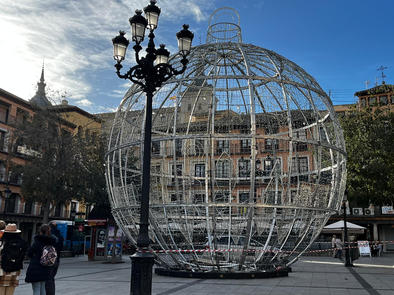 Bola gigante de Navidad en la Plaza de Zocodover de Toledo