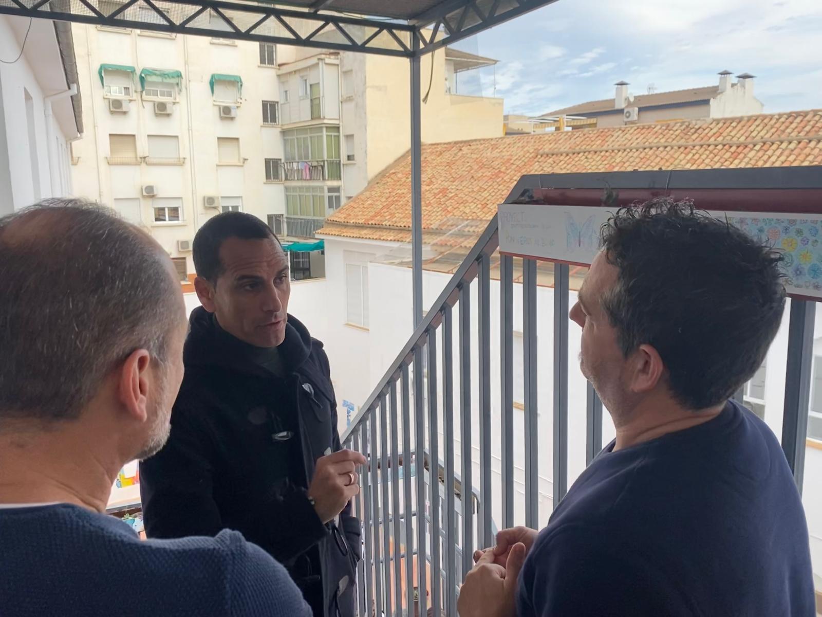 El delegado de Desarrollo Educativo, Francisco José Solano (centro), charla con responsables del IES San Juan Bosco en el centro educativo.