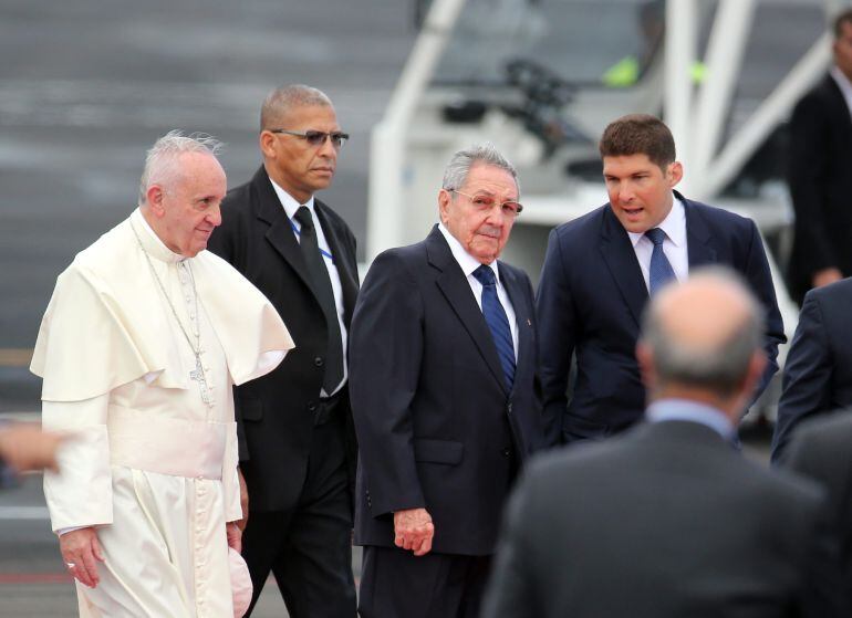 HAB016 LA HABANA (CUBA) 19/09/15.- El papa Francisco es recibido por el presidente de Cuba, Raúl Castro, hoy, sábado 19 de septiembre de 2015, en La Habana, Cuba, para una visita apostólica de 4 días, en un viaje que también le llevará a Estados Unidos, l