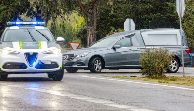 Un coche fúnebre sale del Valle de los Caidos escoltado por un coche de la Guardia Civil, en la jornada en la que se realiza el ensayo de la exhumación de Franco la cual está prevista para el 24 de octubre, en Madrid