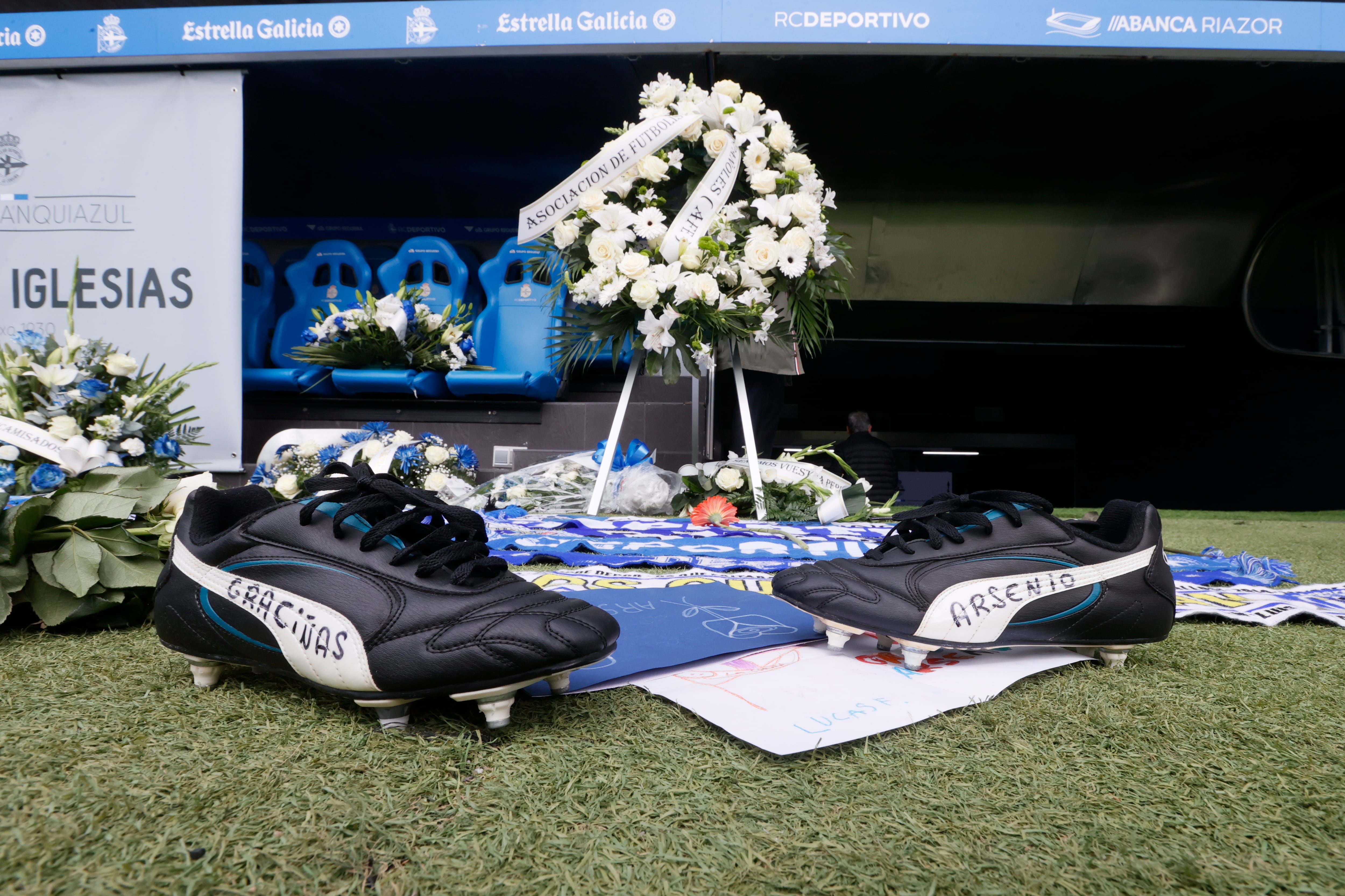 A CORUÑA 06/05/2023.- Un par de botas de fútbol con las palabaras &quot;Gracias Arsenio&quot; lucen este sábado en la capilla ardiente con los restos mortales de Arsenio Iglesias, entrenador del SuperDepor, que falleció el viernes 5 de mayo a los 92 años de edad. EFE/ Lavandeira
