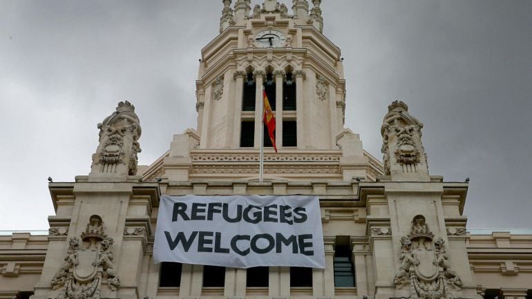 Pancantarta de bienvenida a los refugiados en el Ayuntamiento de Madrid.