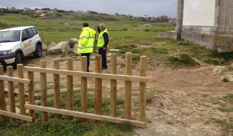 Las obras de las senda costera de Cabo Mayor a la Virgen del Mar llevan meses paralizadas.
