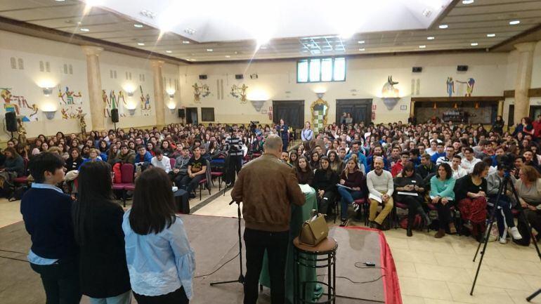 Momento de la intervención del alcalde, JOsé Luis HIdalgo, ante los jóvenes asistentes