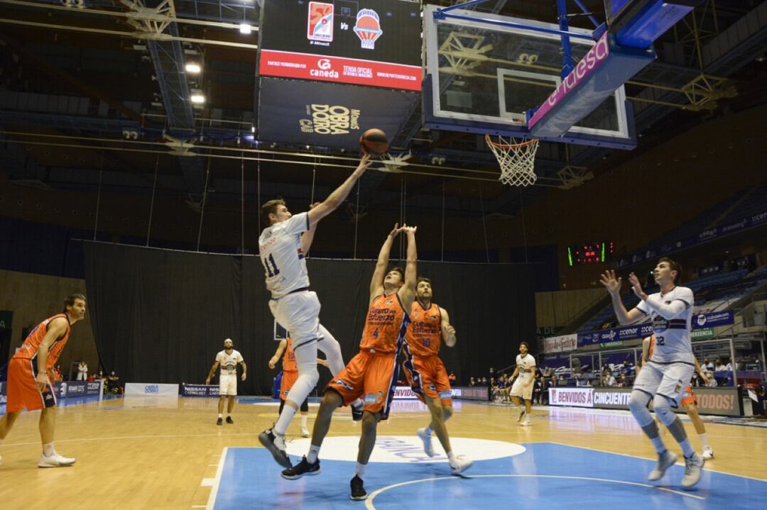 Birutis lanza a canasta en el partido ante Valencia Basket