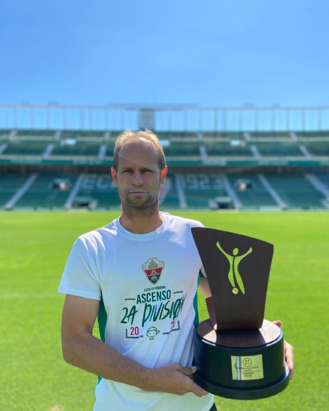 Quique Cano posa con la Copa de campeonas de la Liga