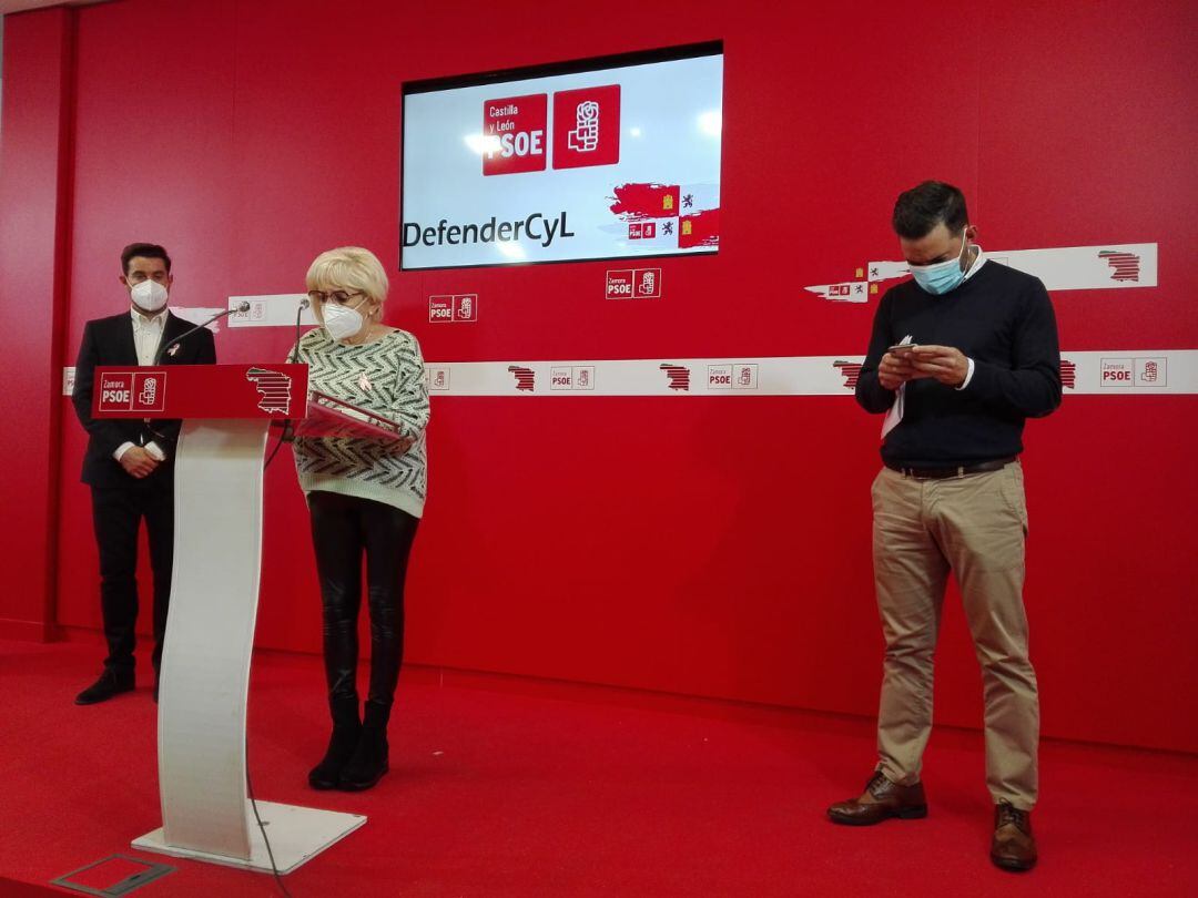 Los procuradores del PSOE durante la rueda de prensa