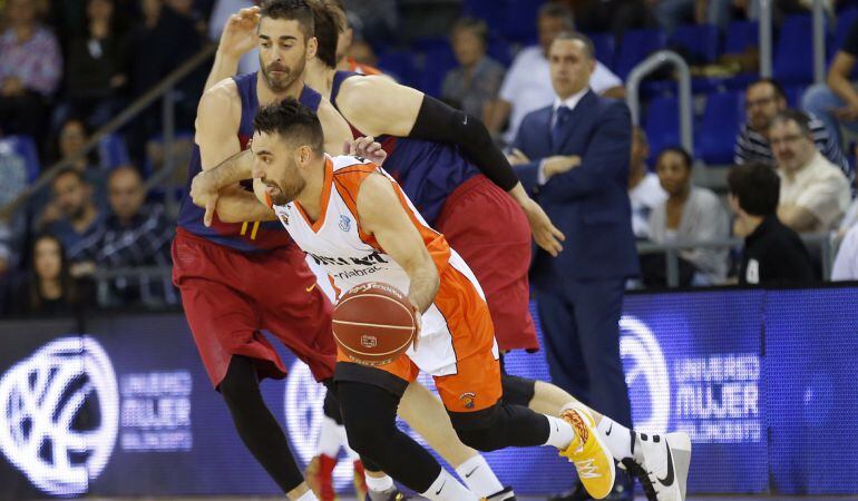 El escolta bosnio del Montakit Fuenlabrada Marko Popovic con el balón ante el base checo del FC Barcelona Lassa Tomas Satoransky, durante el primer partido de las eliminatorias por el título de Liga en el Palau Blaugrana. 