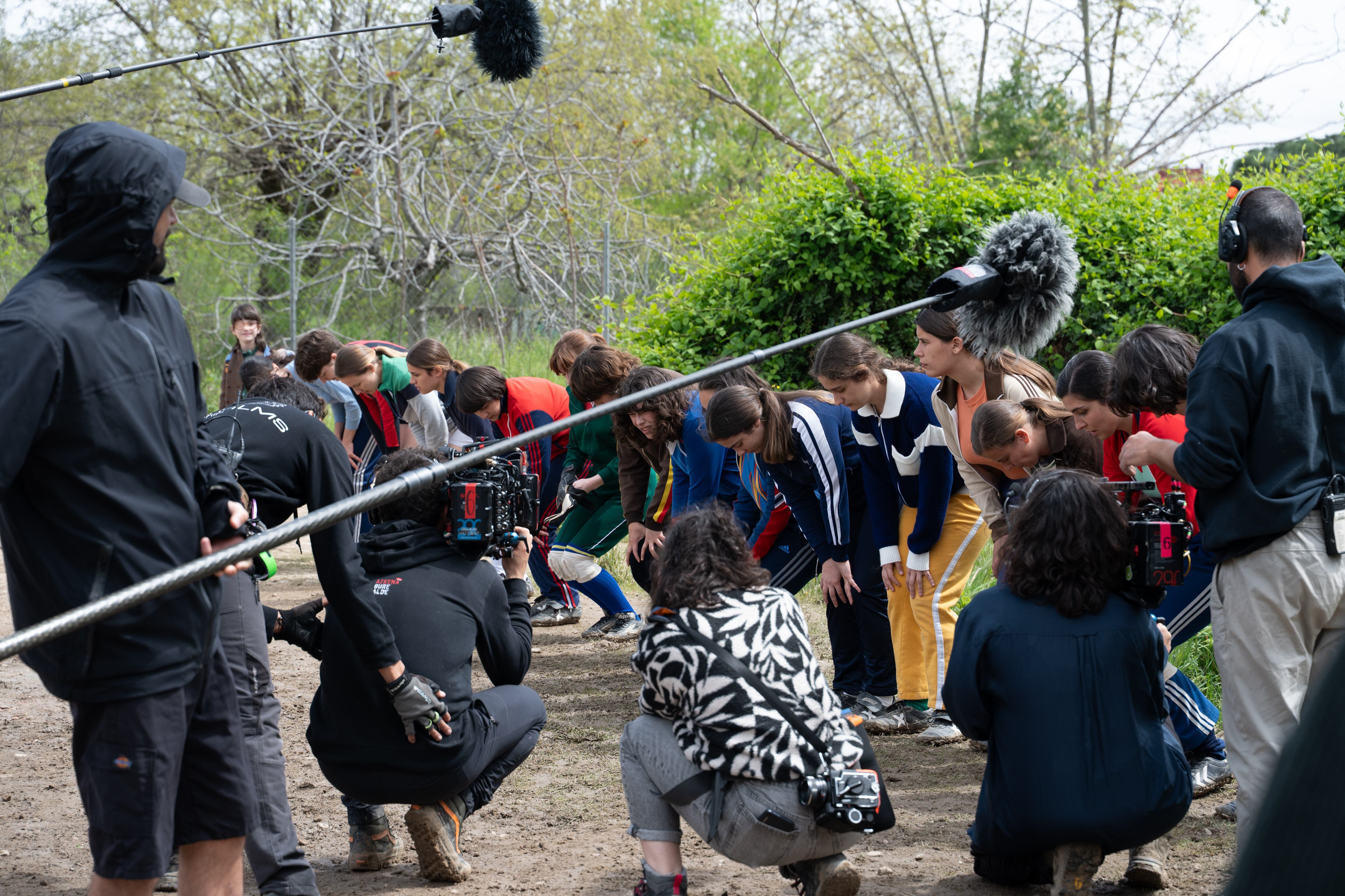 MADRID, 14/04/2025.- Un momento del rodaje de la película &#039;Pioneras: solo querían jugar&#039;, dirigida por Marta Díaz de Lope Díaz, este lunes en Madrid. EFE/Fernando Villar
