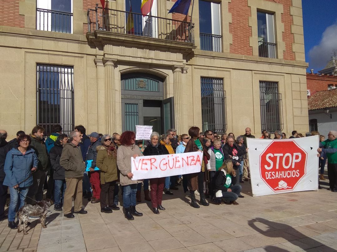 Concentración a las puertas de la Audiencia Provincial de Palencia