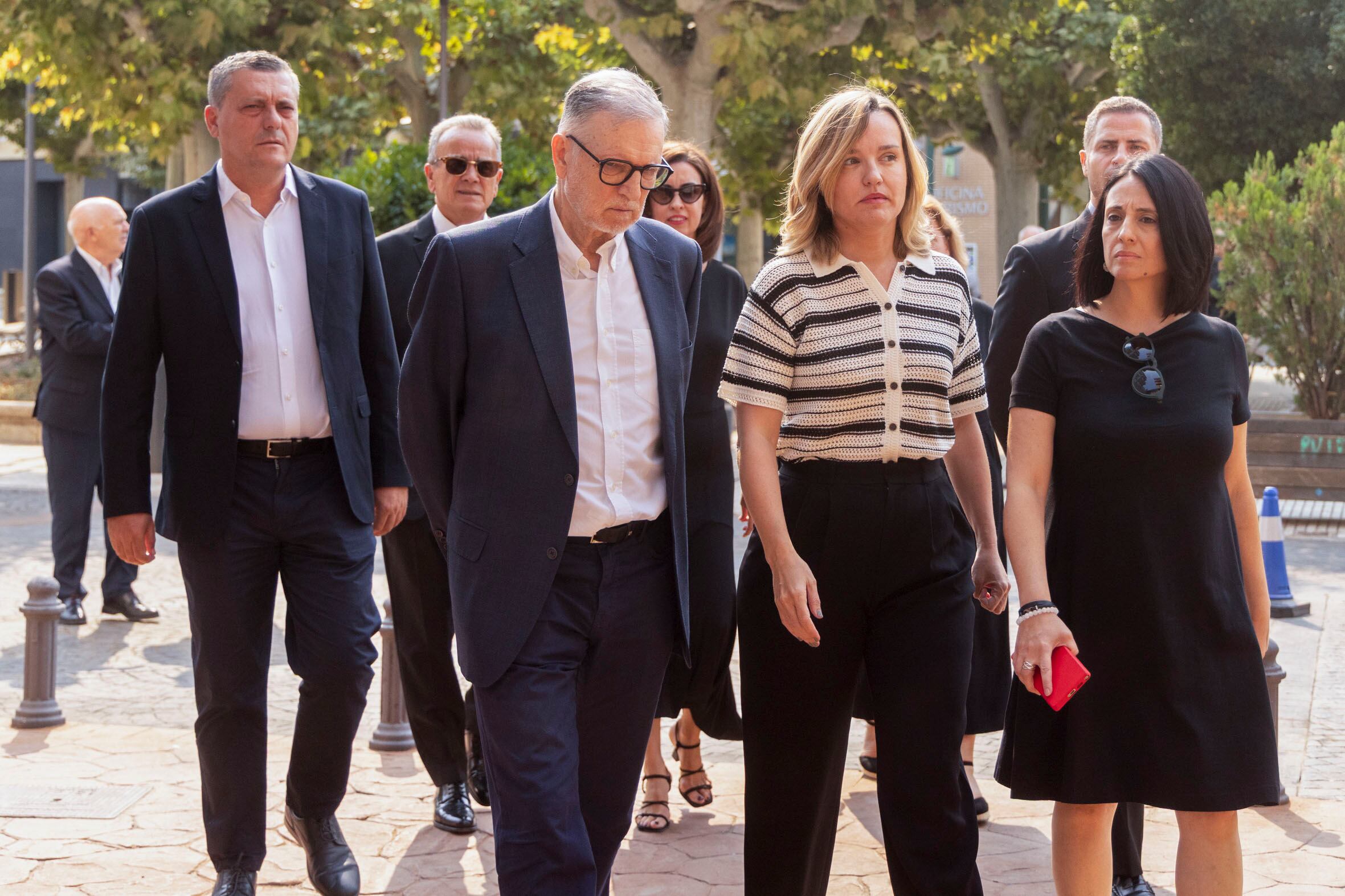 EJEA DE LOS CABALLEROS (ZARAGOZA), 16/08/2025.- La ministra de Educación, Pilar Alegría, junto al expresidente de Aragón Marcelino Iglesias y la secretaria de organización, Rebeca Torró, a su llegada al tanatorio del expresidente de Aragón Javier Lambán, fallecido este pasado viernes. EFE/Toni Galán