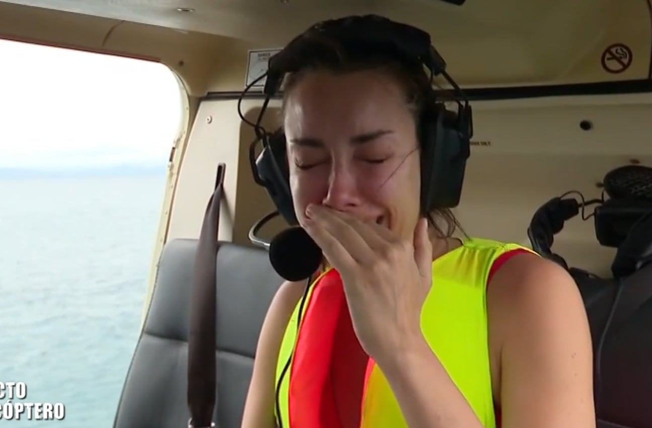 Adara rompe a llorar en el helicóptero.