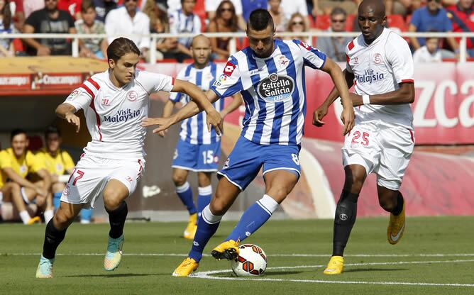 Dos jugadores del Sevilla inquietan a uno del Deportivo