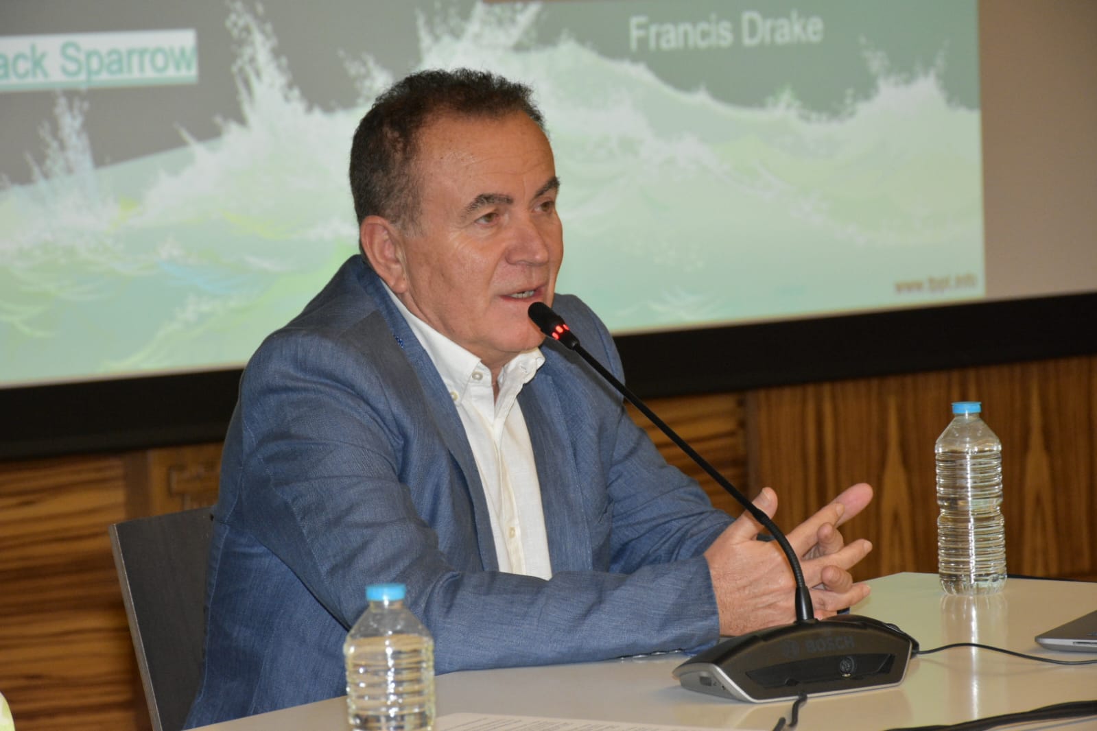 Francisco Velasco defiende el valor del papel frente a un mundo digital que no logra batir al libro físico en Cartagena