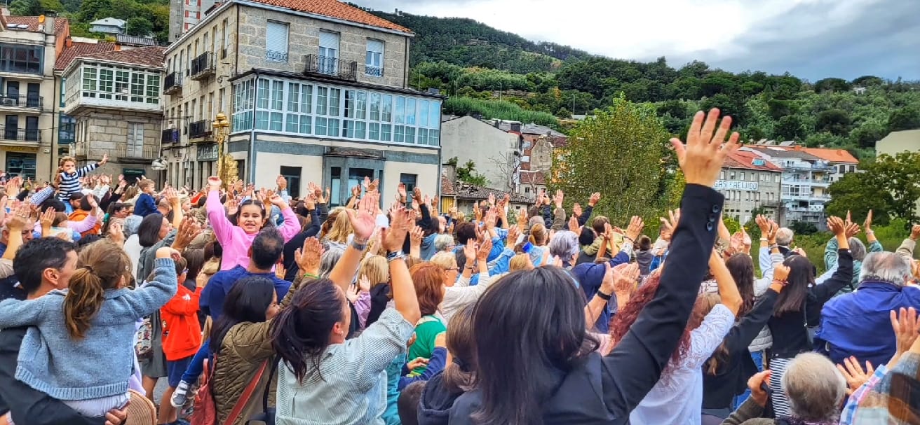 Os veciños de Ribadavia festexando a vitoria.