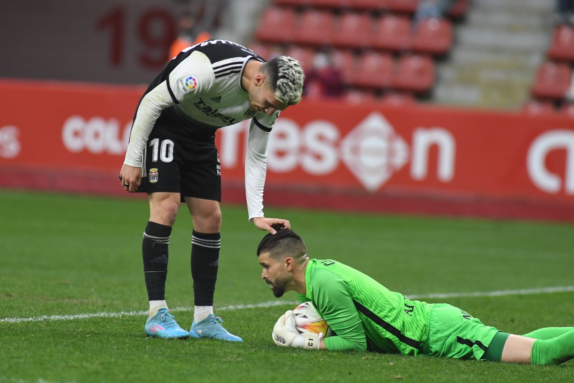 Álex Gallar se lamenta frente al meta del Sporting