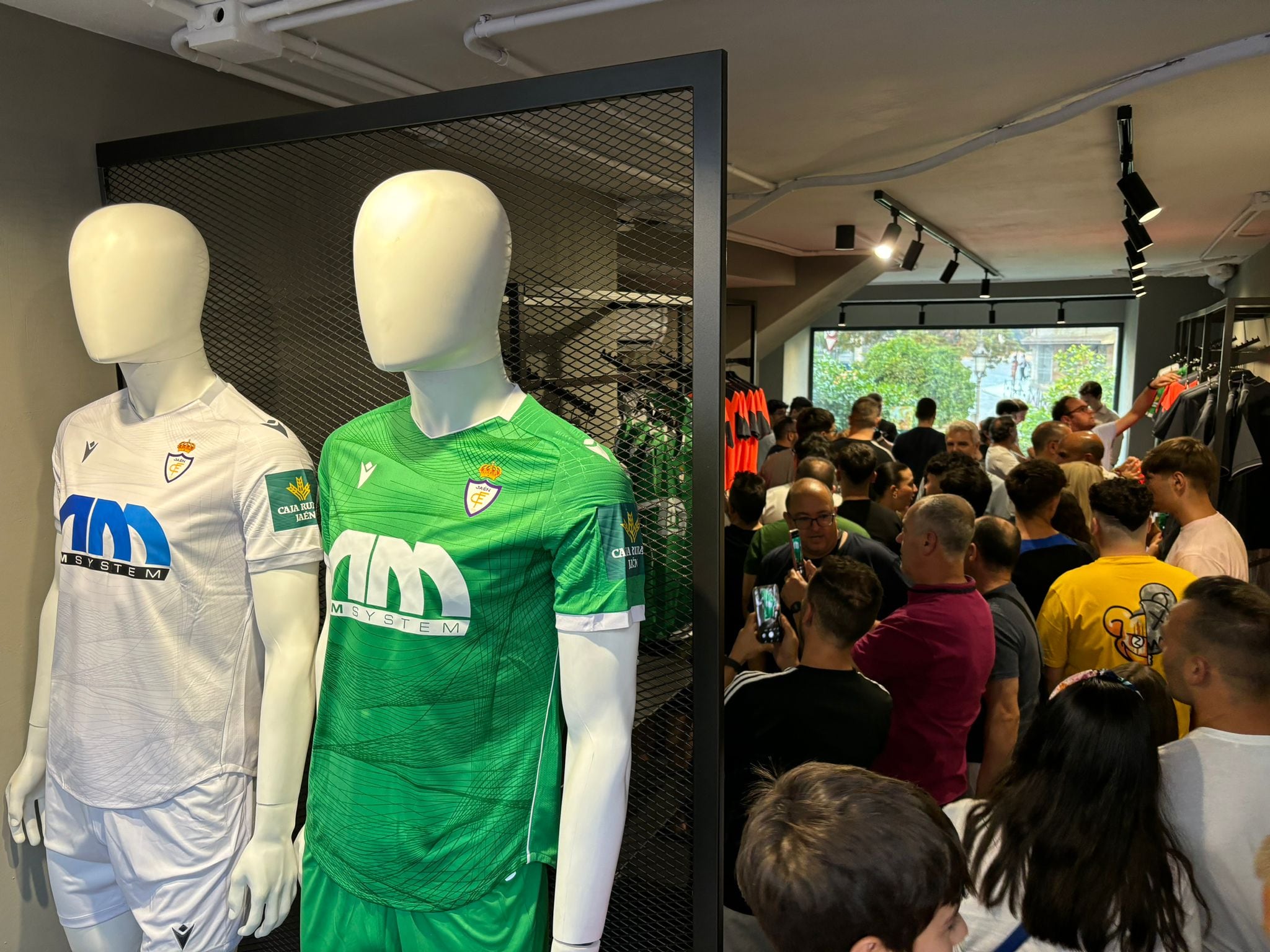 Interior de la tienda del Real Jaén CF.