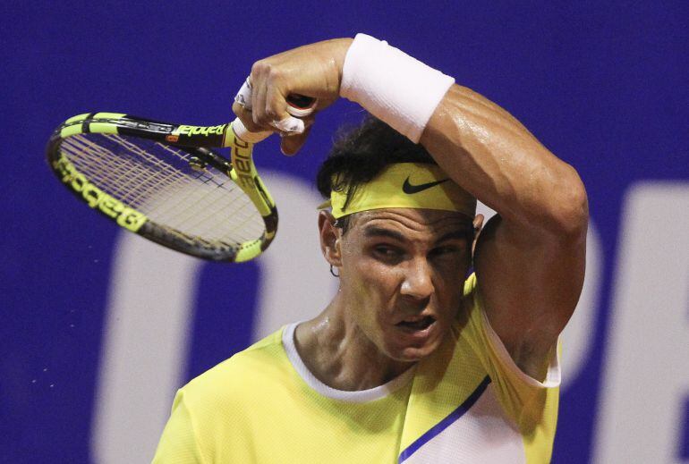 BAS16. BUENOS AIRES (ARGENTINA), 11-02-2016.- El tenista español Rafael Nadal devuelve una bola al argentino Juan Mónaco hoy, jueves 11 de febrero de 2016, durante un partido de octavos de final del ATP de Buenos Aires (Argentina). EFE-David Fernández