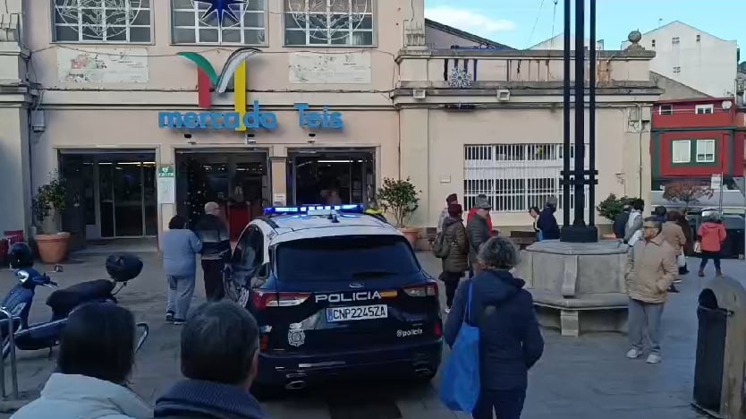 Imagen de una de las dotaciones de Policía que trabajan en la zona del incendio