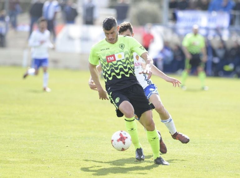 Pol Bueso controla el balón ante un jugador del Derportivo Aragón