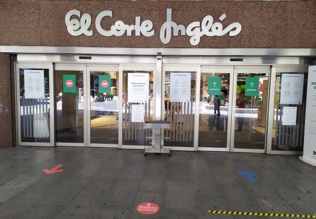 Detalle de la señalización, instalada en los accesos a El Corte Inglés, que marca la distancia de seguridad para evitar aglomeraciones