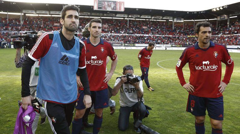 Los jugadores de Osasuna, al término del partido contra el Betis en el que se confirmó el descenso a Segunda de los navarros.