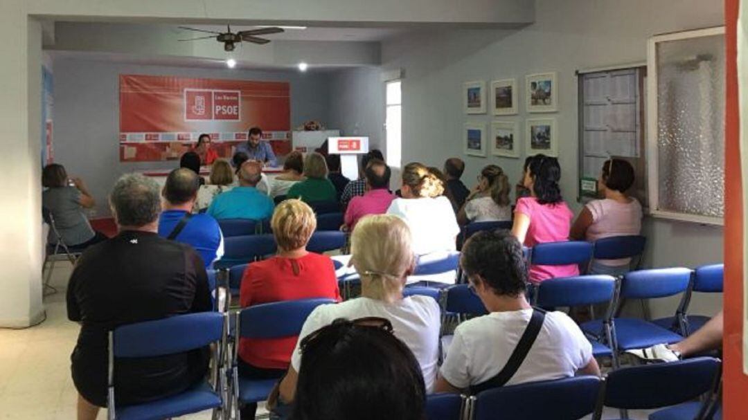 Reunión con vecinos en la sede del PSOE de Los Barrios