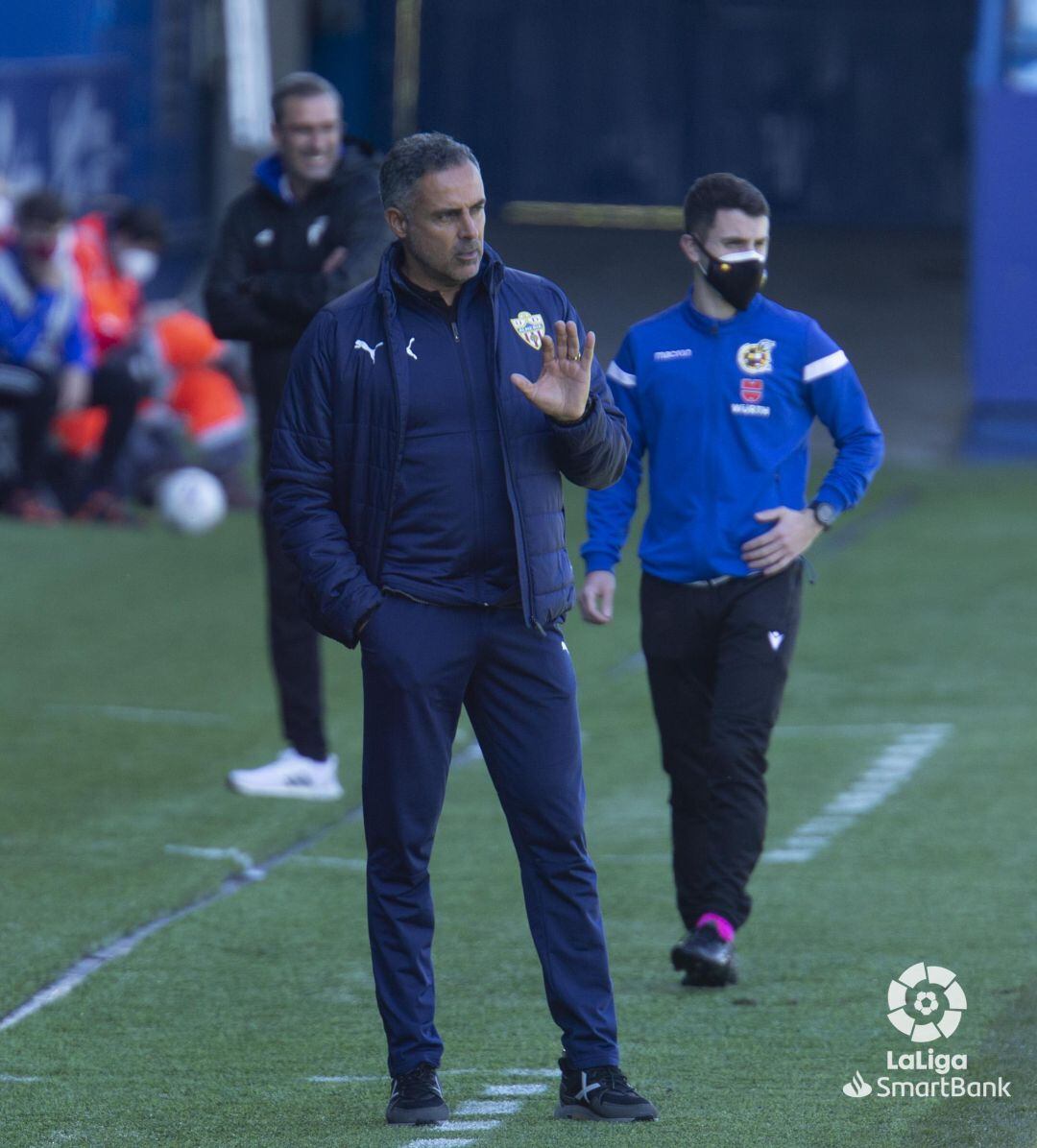 José Gomes dando instrucciones desde la banda.