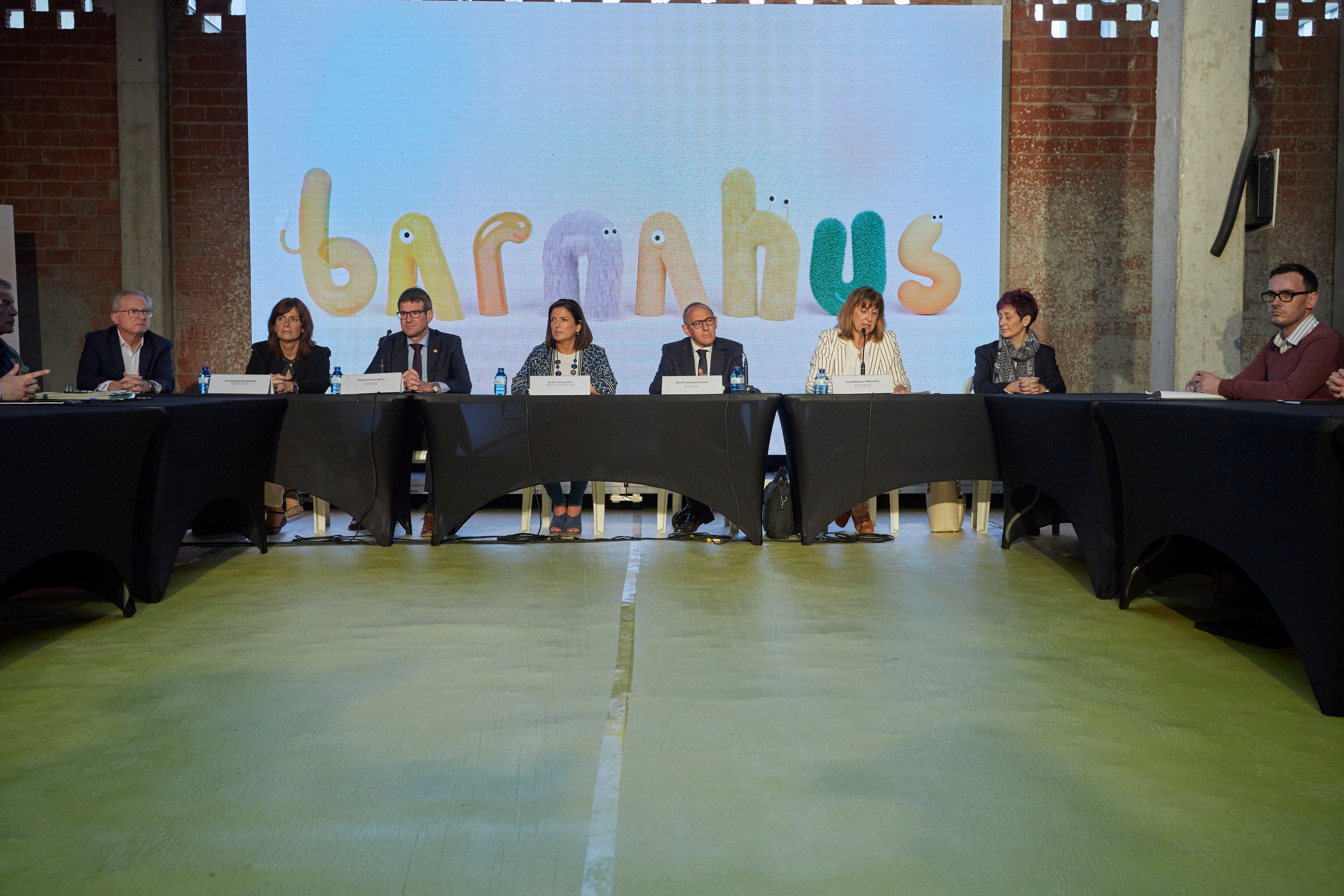 Las autoridades y el equipo interdisciplicar de Basnahus se han reunido en la lonja que acogerá el futuro centro