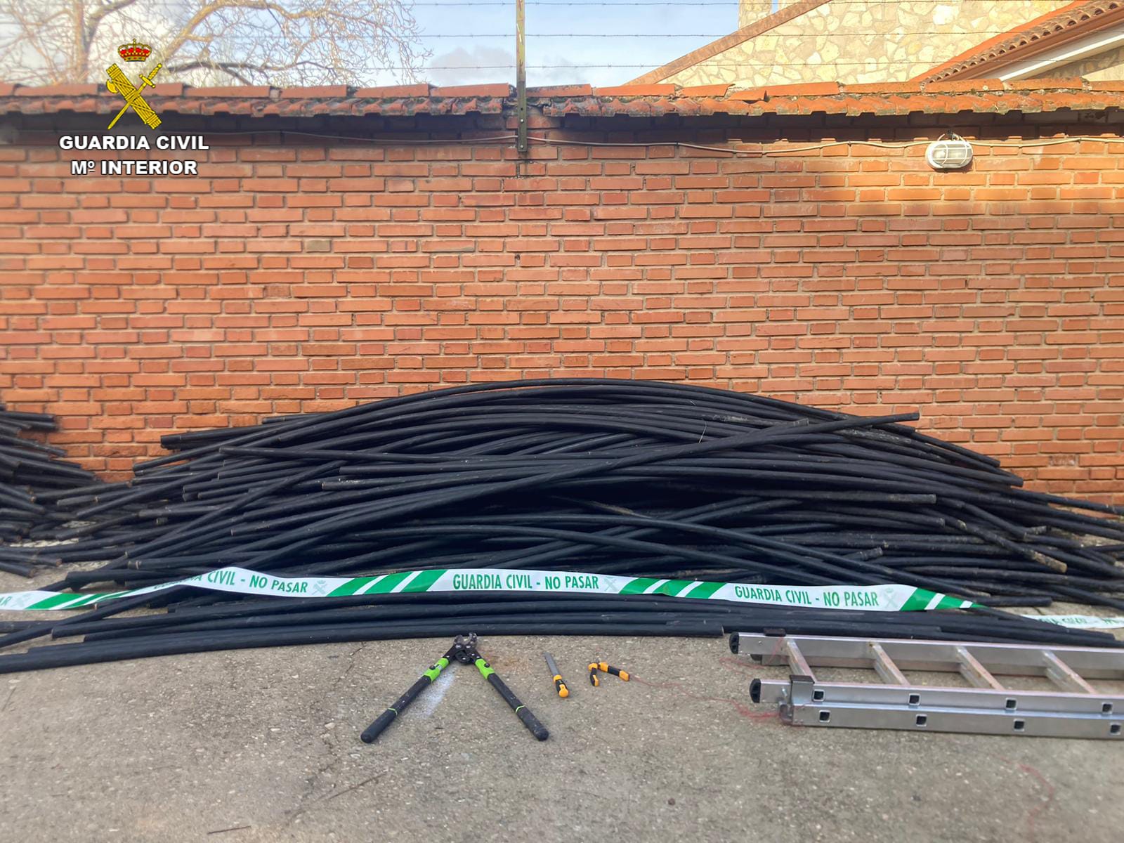 El hombre transportaba 418 mangueras de cable telefónico presuntamente robado