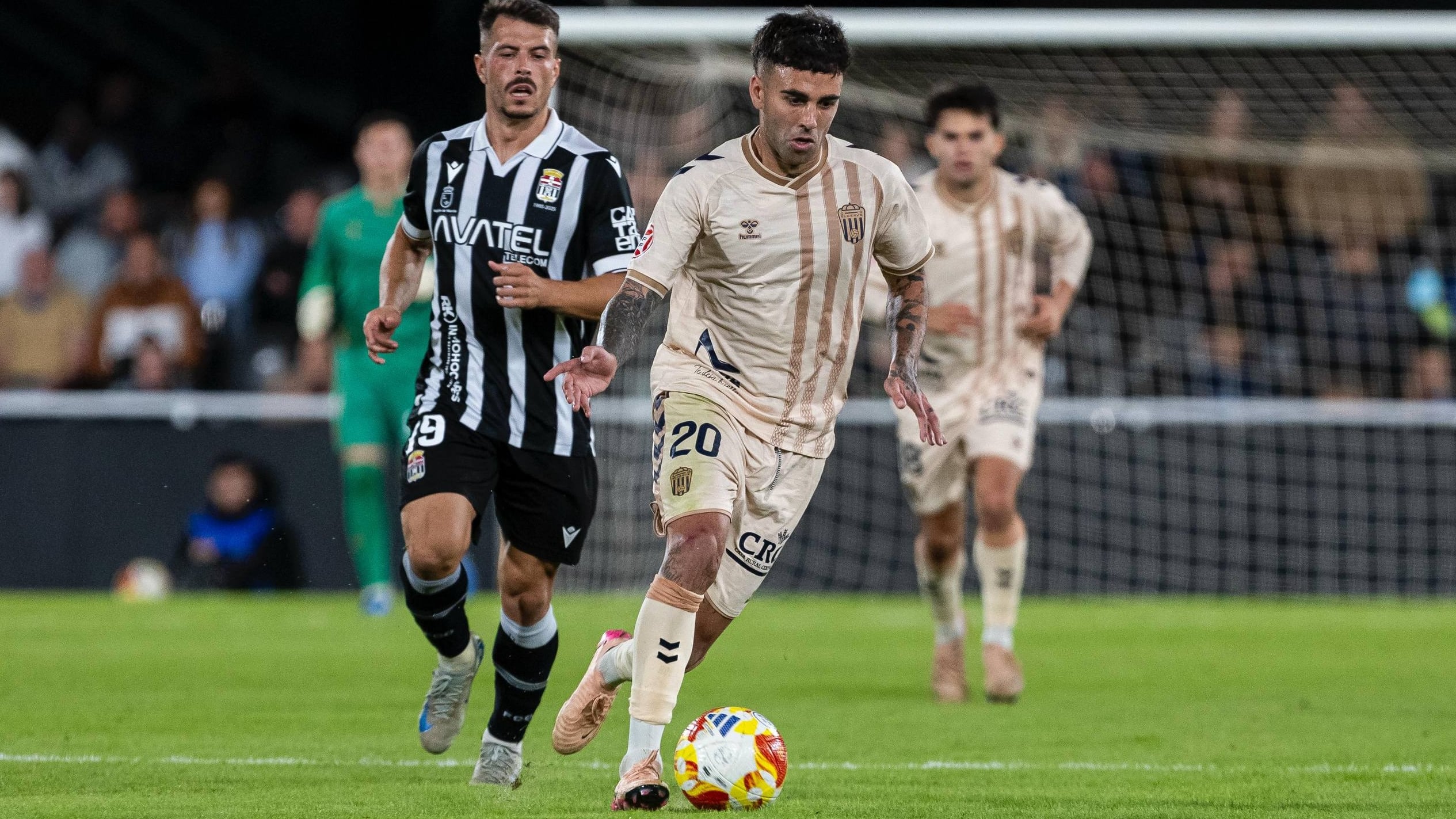 Rober Ibáñez conduce el balón ante Chiki