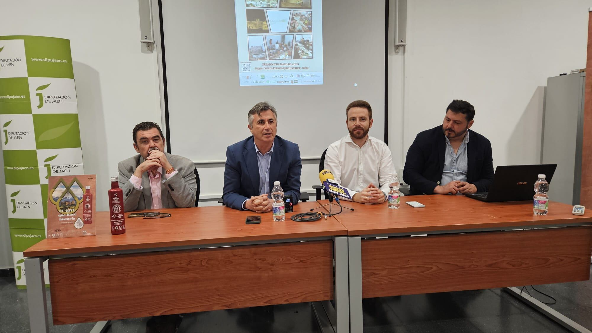 Momento de la intervención del diputado José Luis Agea