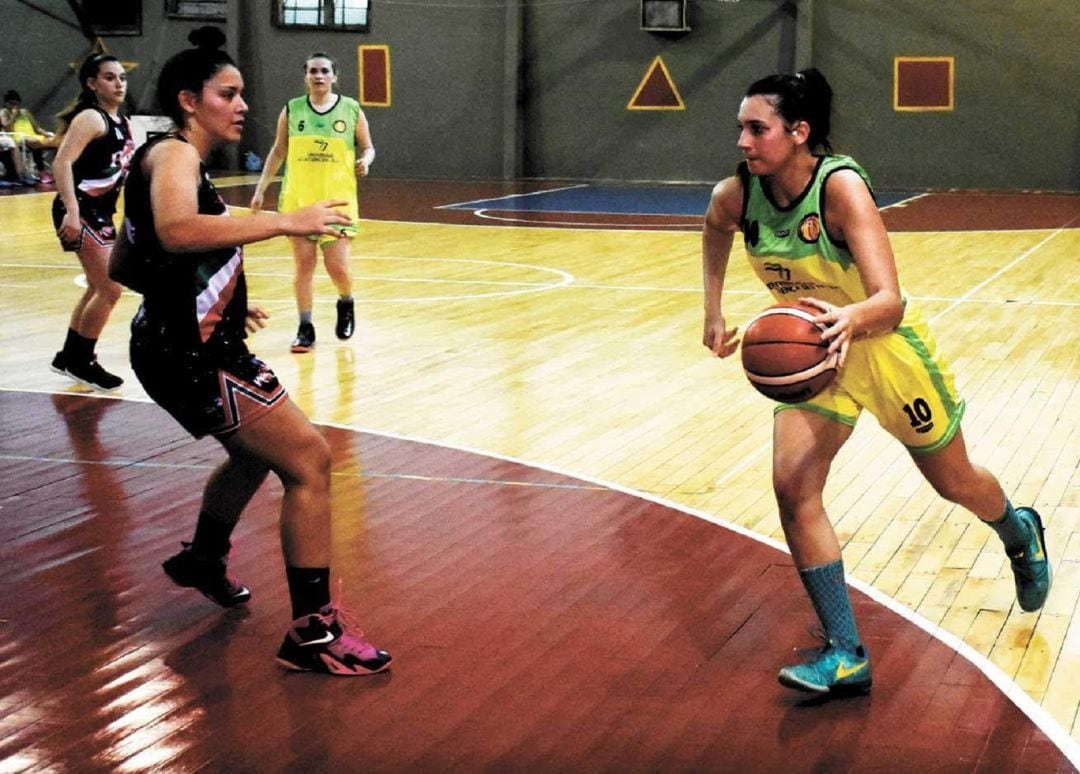 Rosario De León, con el balón, acercándose a la canasta.