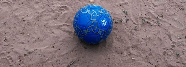 Un balón de fútbol, en un campo de fútbol de Ghana