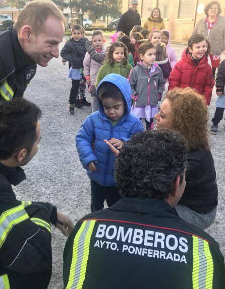 La profesora Primitiva Expósito acerca a los niños a conocer a los bomberos