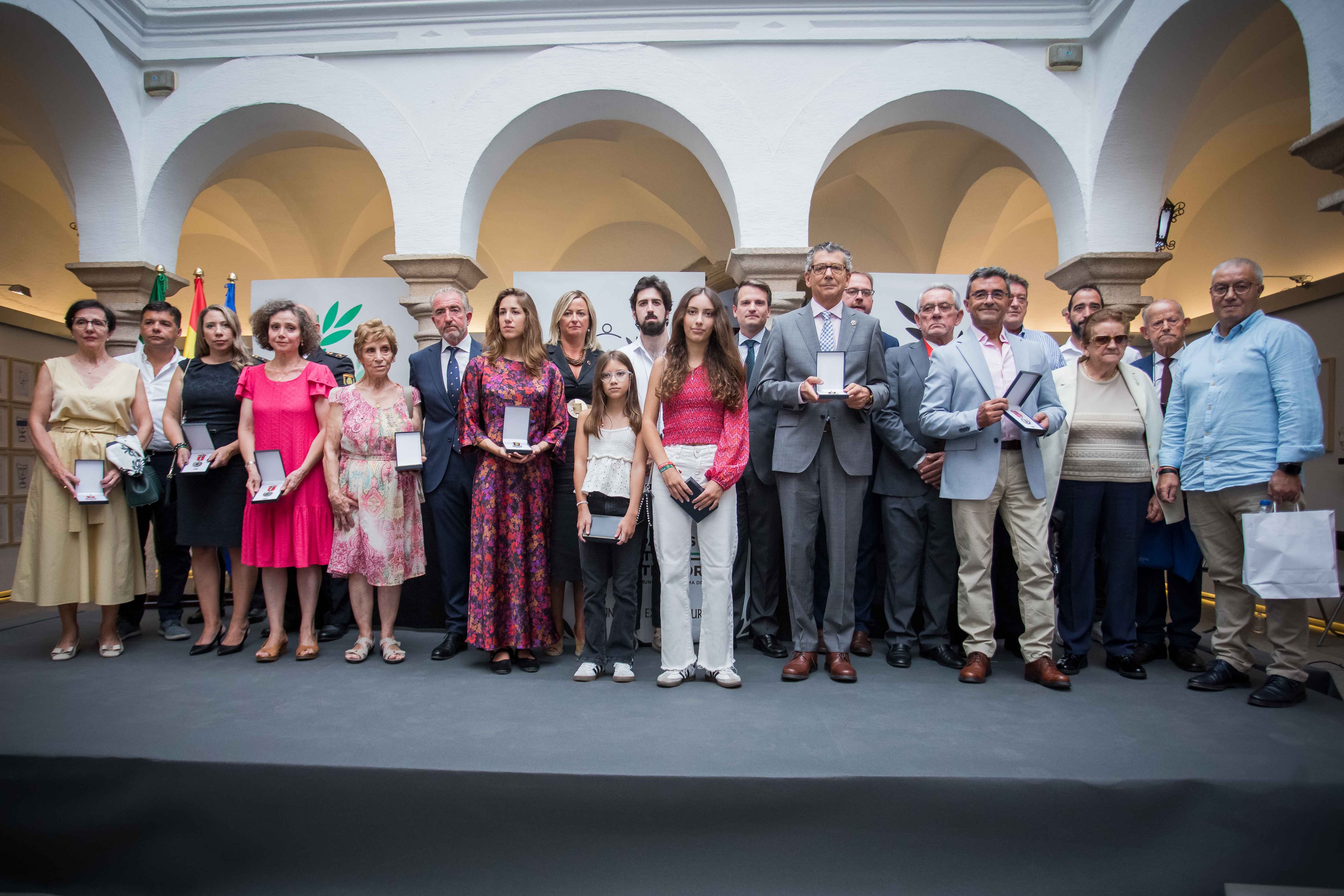 Foto de familia de las personas distinguidas con las Medallas a las Víctimas del Terrorismo de Extremadura y A la Defensa de éstas./ JUNTA DE EXTREMADURA