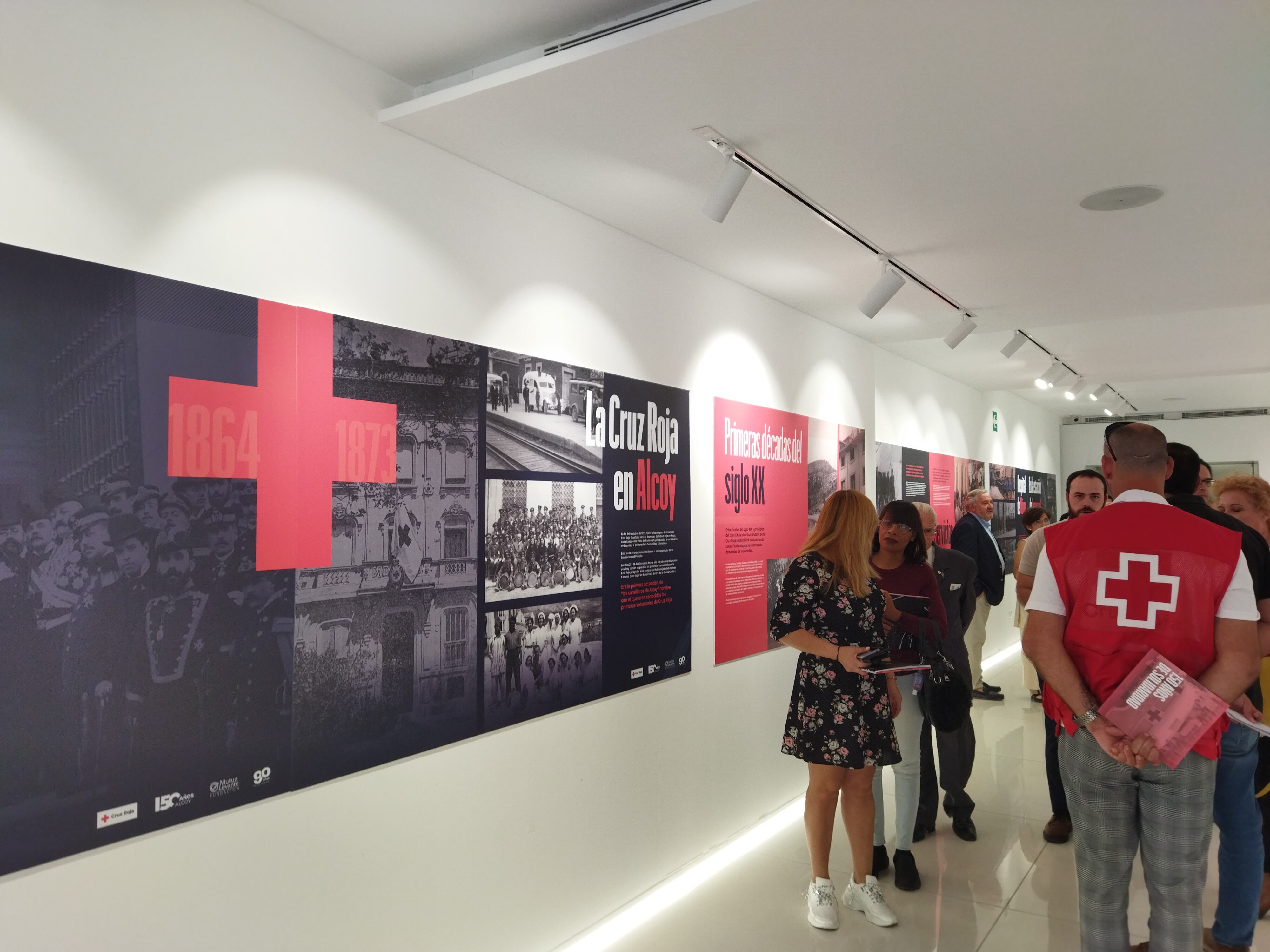 La exposición '150 años de solidaridad' de Cruz Roja Alcoy se puede visitar en Fundacicón Mutua Levante.