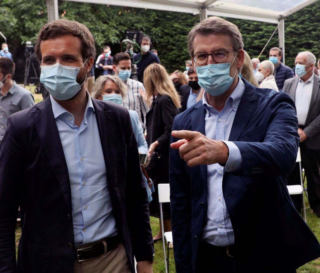 El presidente del PP Pablo Casado (i) y el candidato a revalidar la presidencia de la Xunta, Alberto Núñez Feijóo (d), durante el acto de proclamación de candidatos a las elecciones gallegas del partido en Santiago de Compostela este domingo.