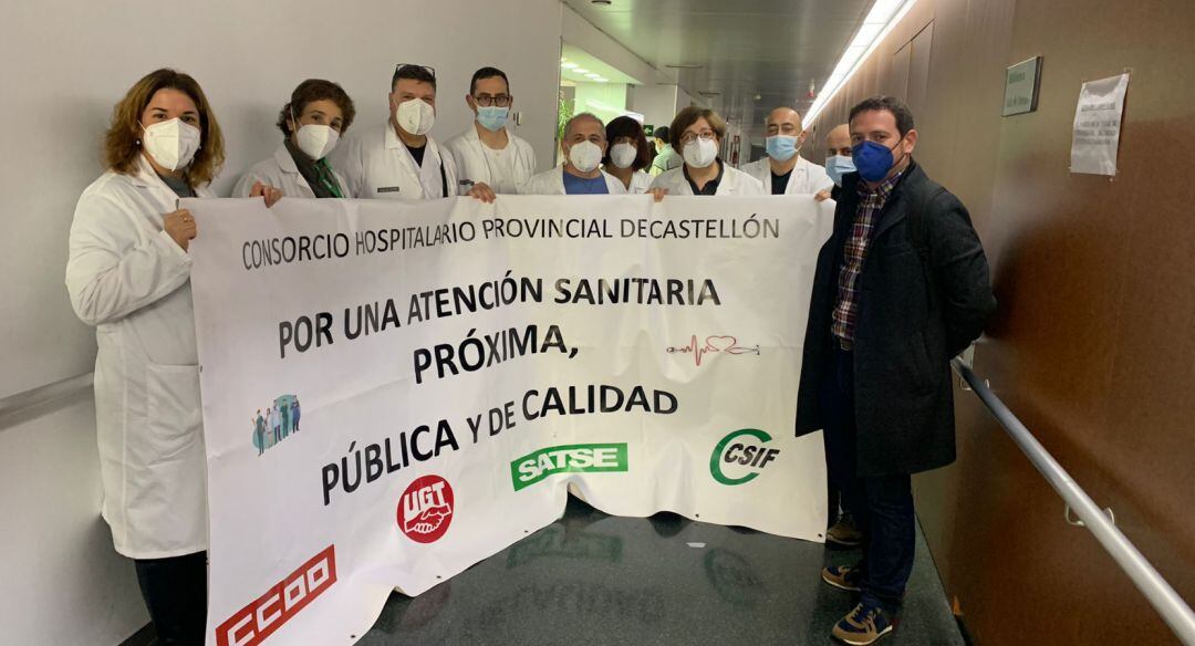 Imagen de la protesta de esta mañana con el diputado provincial de Compromís, Ignasi Garcia