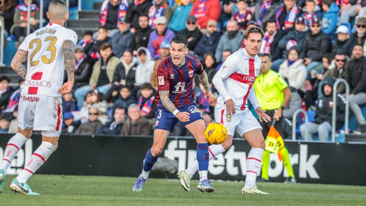 Alex Martínez, futbolista del Eldense, volvió a un partido oficial después de nueve meses lesionado