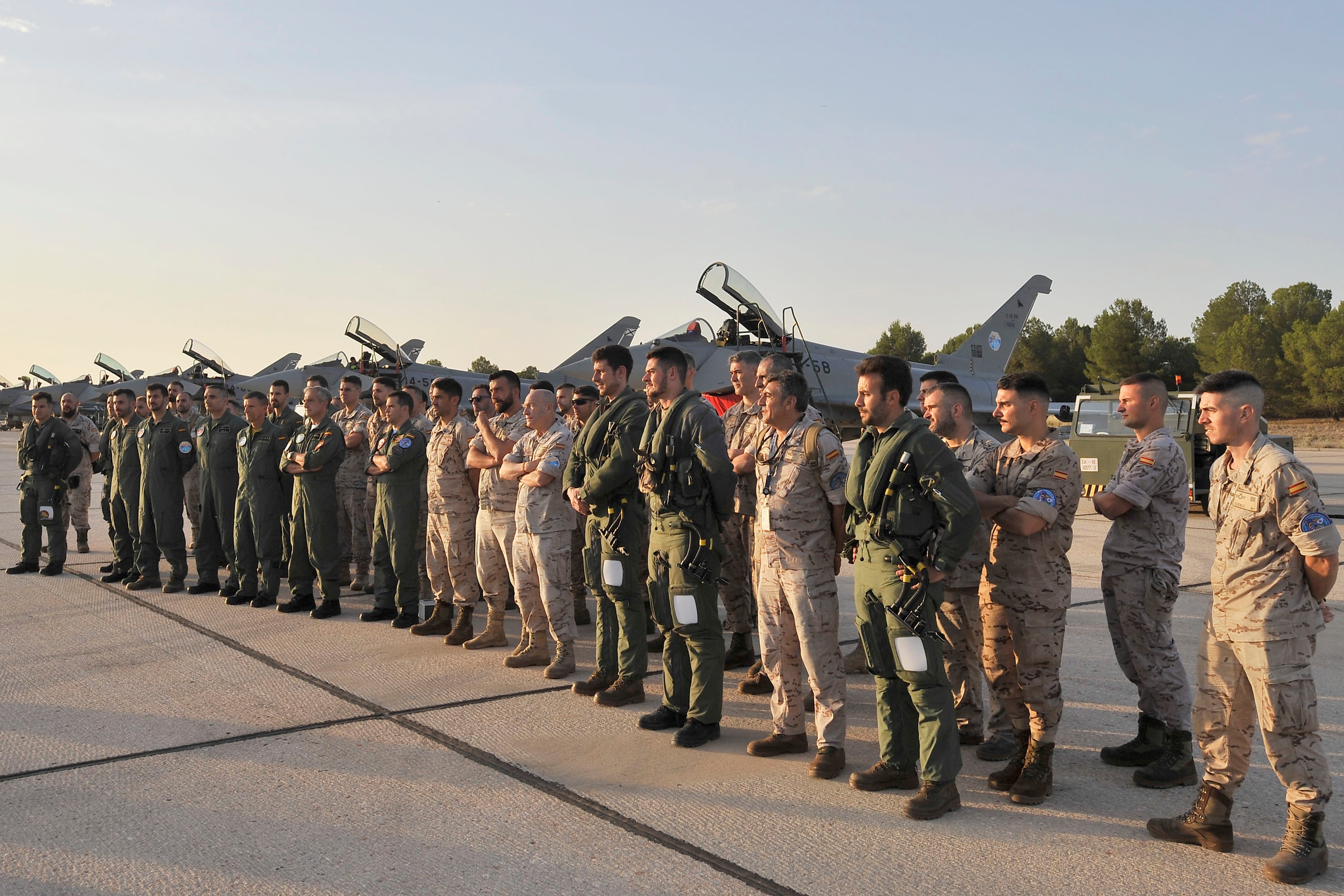 TOLEDO, 26/06/2024.- Pilotos participantes en el denominado &#039;Pacific skies&#039; en el que un total de 44 aviones de España, Francia y Alemania darán la vuelta al mundo partiendo desde Colonia (Alemania), con ejercicios en Alaska y Australia, previo paso por Japón, para acabar el recorrido en la India, en la base de Sulur, el próximo 15 de agosto. EFE/ Manu
