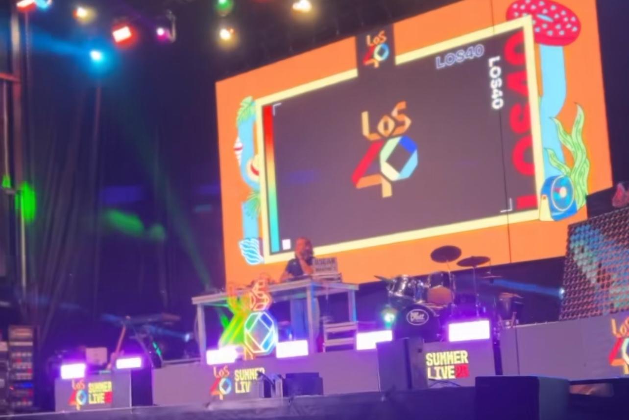 Óscar Martínez pinchando desde la cabina de LOS40 Summer Live