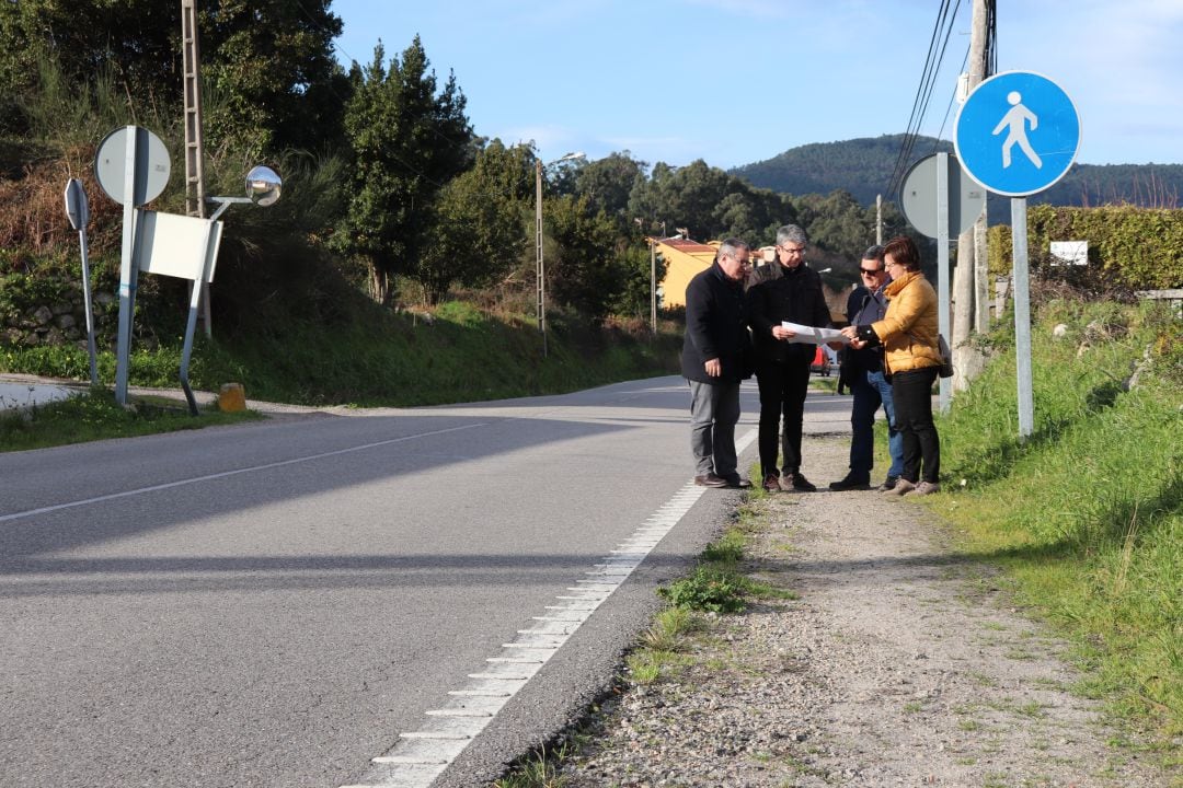 Miembros del gobierno local de A Guarda repasan con un técnico el anteproyecto para la senda de circunvalación al monte Santa Trega en la PO-352. 